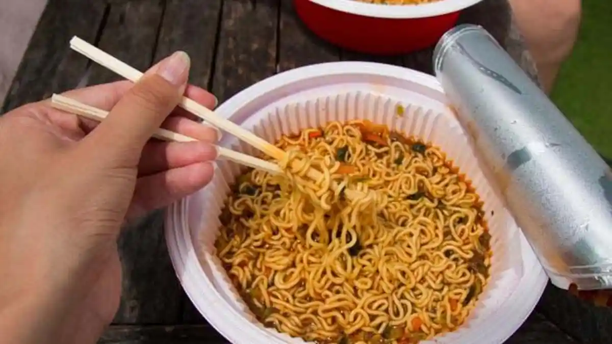 6 Cara Ini Bisa Kamu Ikuti Agar Tetap Bisa Nikmati Mie Instan Tanpa Takut Berat Badanmu Bertambah