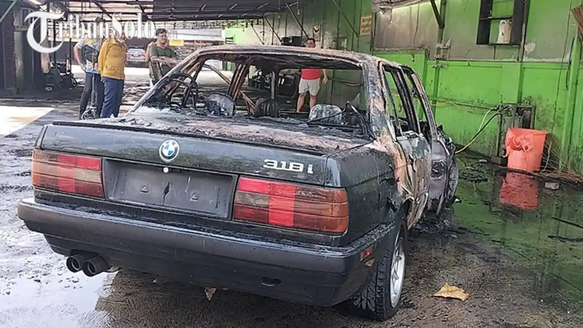 Kesaksian Pengendara Mobil BMW 319i  yang Terbakar di Solo: Ada Suara Ledakan Dua Kali 