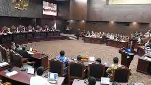 Hakim-MK-akan-baca-dua-permohonan-gugatan.jpg