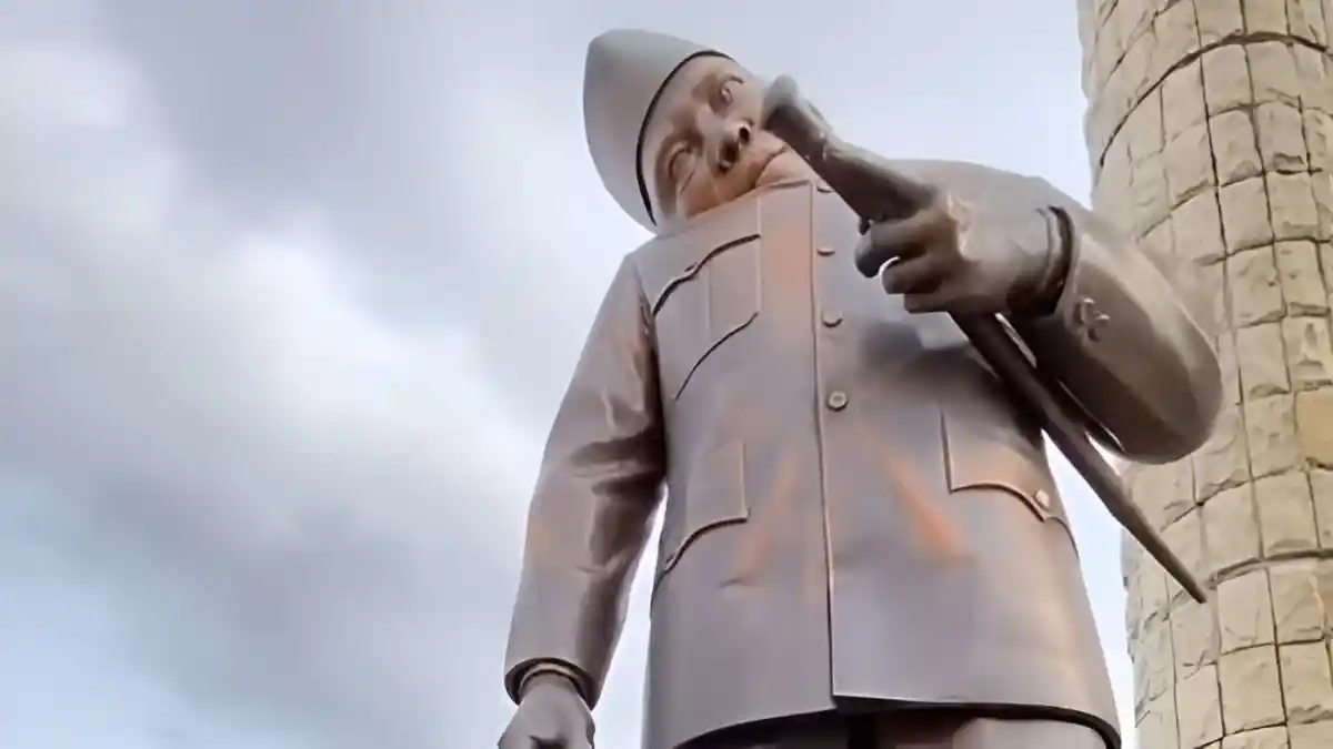 Patung Soekarno Miring, Bagian Kepala Teleng Dihantam Tenda Kini Dicopot