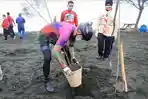 Gubernur Ganjar Pranowo Tanam Ribuan Pohon di Pantai Tirang