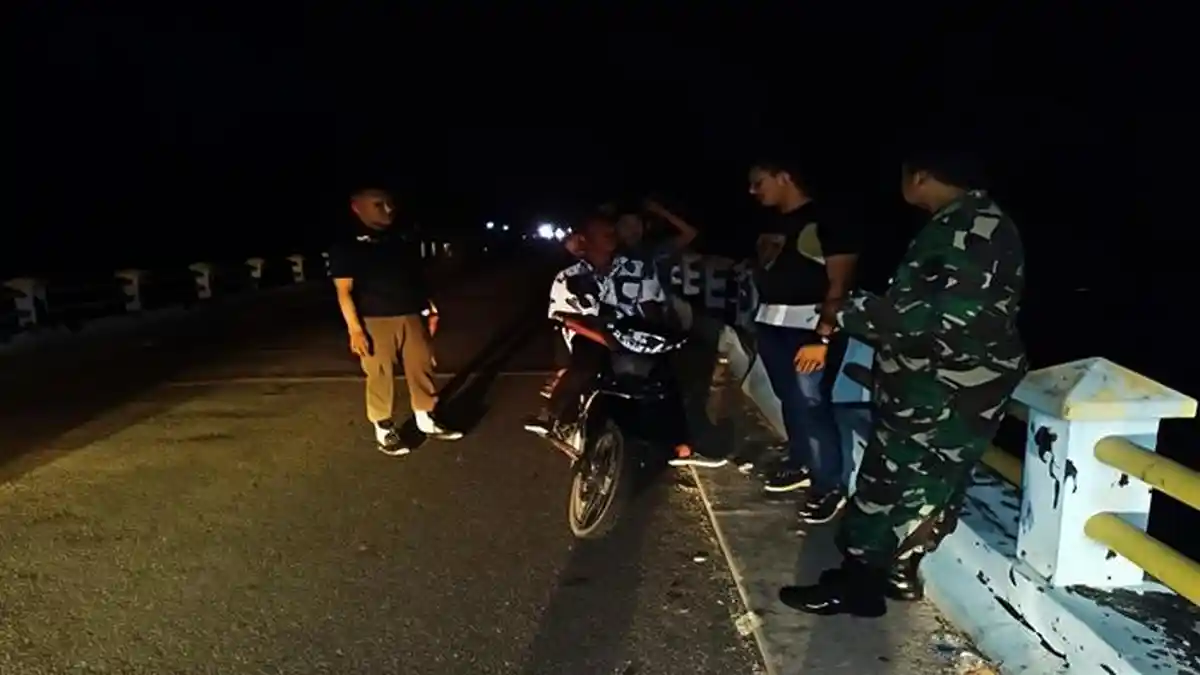 Jelang Musim Hujan, Babinsa Koramil SP Padang Ajak Warga Desa Terate Bersihkan Saluran Air