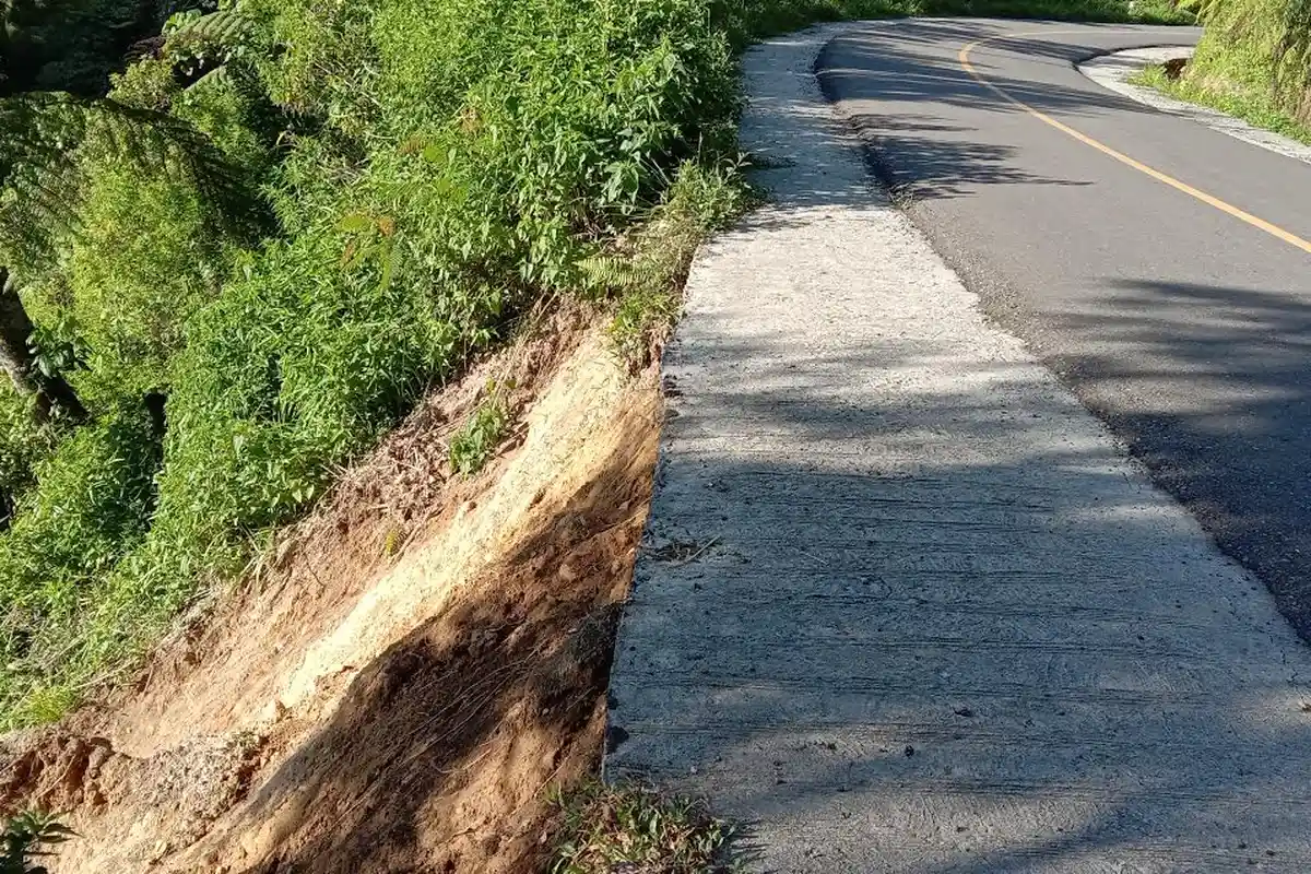 Longsor Ancam Kikis Badan Jalan Nasional Ruteng-Borong