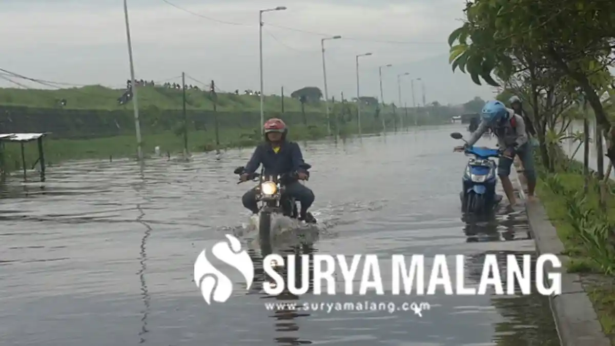 Banjir Lumpuhkan Jalan Raya Porong, Ini Pengalihan Arus yang Dilakukan Polisi!