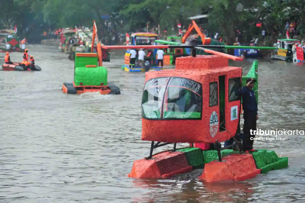 Ada Helikopter hingga Ular Kobra, Perahu Hias dari Botol Bekas Berlayar di Kali Ciliwung
