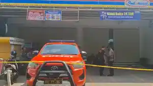 Tim-Inafis-Polres-Magetan-melaksanakan-Olah-TKP-minimarket-Indomaret-yang-jadi-sasaran-rampok.jpg