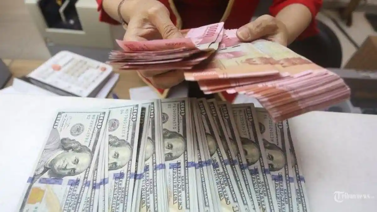 Nilai Rupiah Makin Terpuruk, Hampir Sentuh Rp17 ribu Per Dollar AS & Jadi Mata Uang Terlemah di Asia