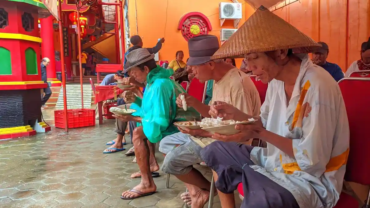 Berkah Imlek, Warga Bisa Makan Enak Gratis di Kelenteng Hok Tik Bio Pati, Disediakan 1.500 Porsi