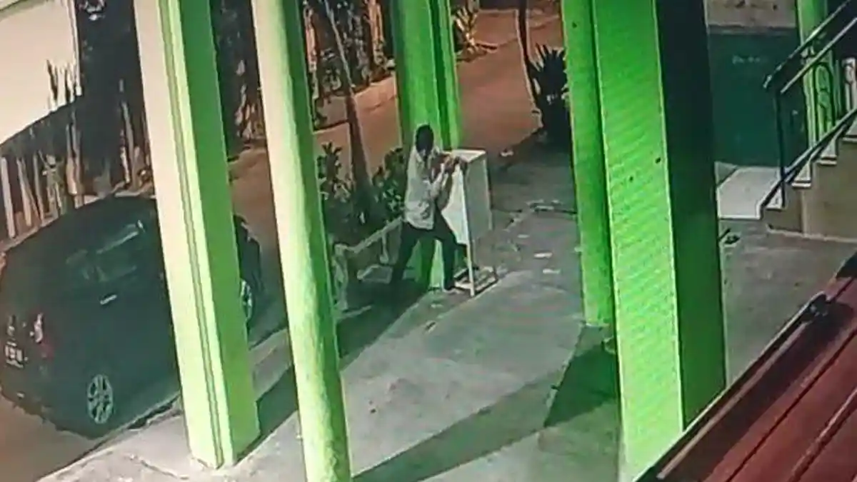 Maling Kotak Amal Masjid Beraksi Pakai Mobil Pribadi, Pak RT: Isinya Sangat Sedikit
