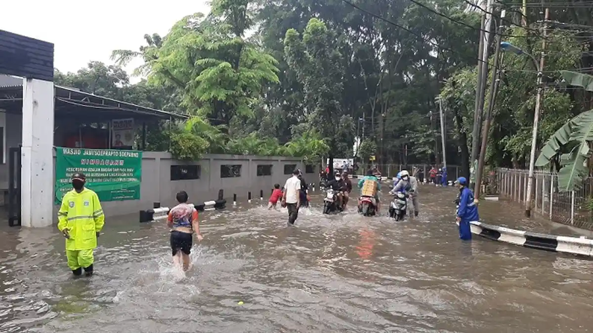 Nekat Menerobos Banjir di Jalan Pusdiklat Depnaker, Sejumlah Kendaraan Mogok