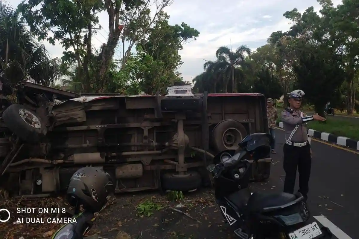 Mikrobus Tabrak Pohon di Pariaman: Tiga Penumpang Luka-Luka, Kerugian Rp25 Juta