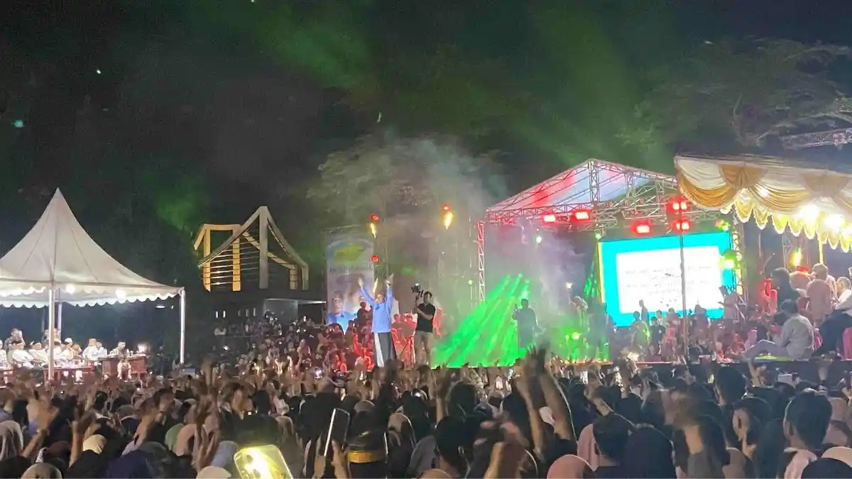 Haddad Alwi Hipnotis Warga Gorontalo dengan Lagu-lagu Andalan hingga Taruna Sesak