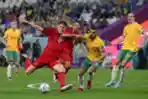 Duel Andreas Skov Olsen dengan Aziz Behich