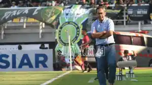 Aji-Santoso-saat-masih-melatih-Persebaya-Surabaya-ss.jpg