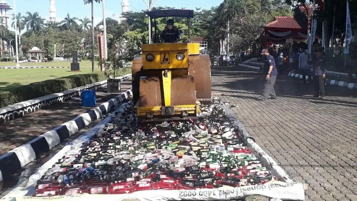 Usai Upacara Peringatan HJB Ke-540, Pemkab Bogor Musnahkan 2.500 Botol Miras Hasil Operasi