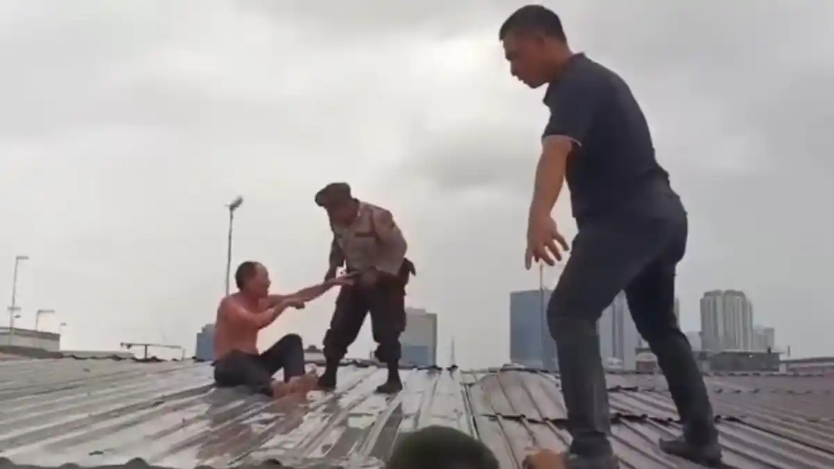 Aksi Heroik Kapolres Belawan AKBP Josua, Tangkap Penjahat Bersajam Sampai Naik ke Atap Seng