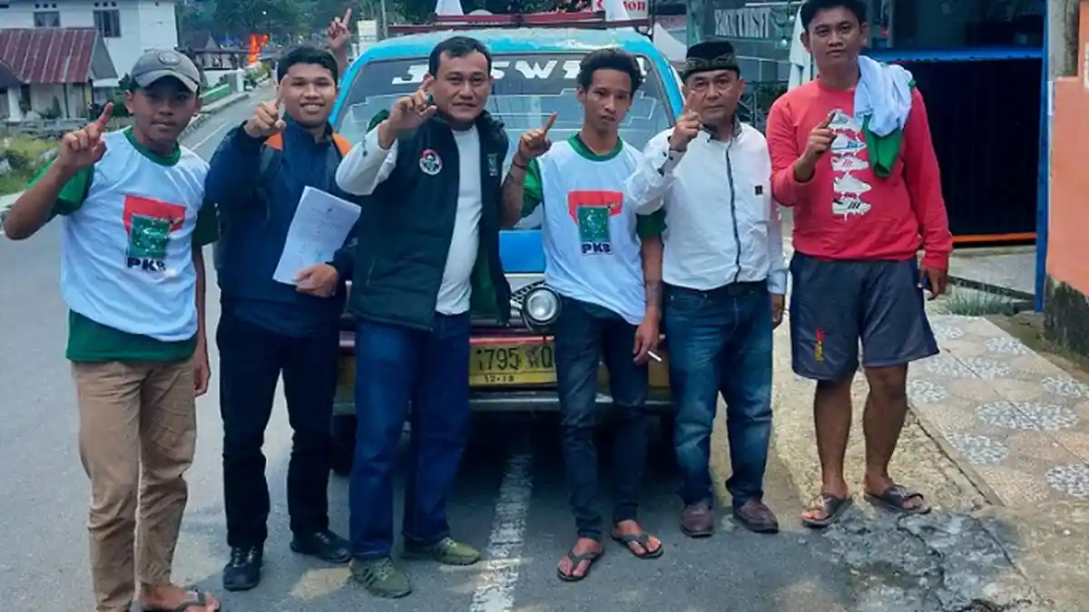 Tampil Merakyat, PKB Tana Toraja Naik Angkot Daftar Bacaleg ke KPUD