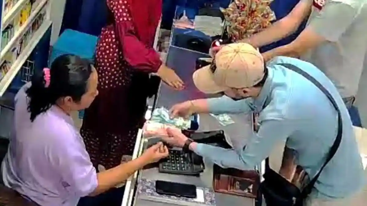 Trik Bule Embat Uang Jutaan Rupiah Dari Minimarket di Cluring Banyuwangi