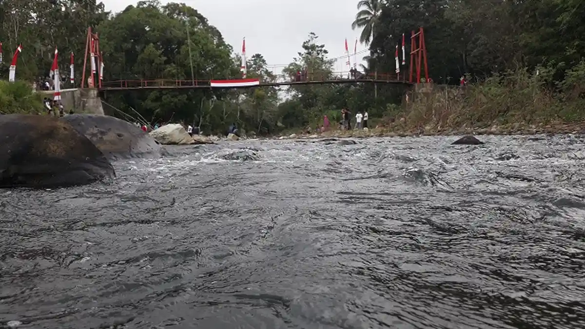 Warga Gareccing Sinjai Punya Cara Unik Kibarkan Merah Putih HUT ke 74 RI di Atas Sungai