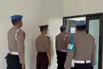 Polisi-mengawal-oknum-polisi-yang-akan-menjalani-sidang-kode-etik-atas-kasus-pemerkosaan-remaja.jpg