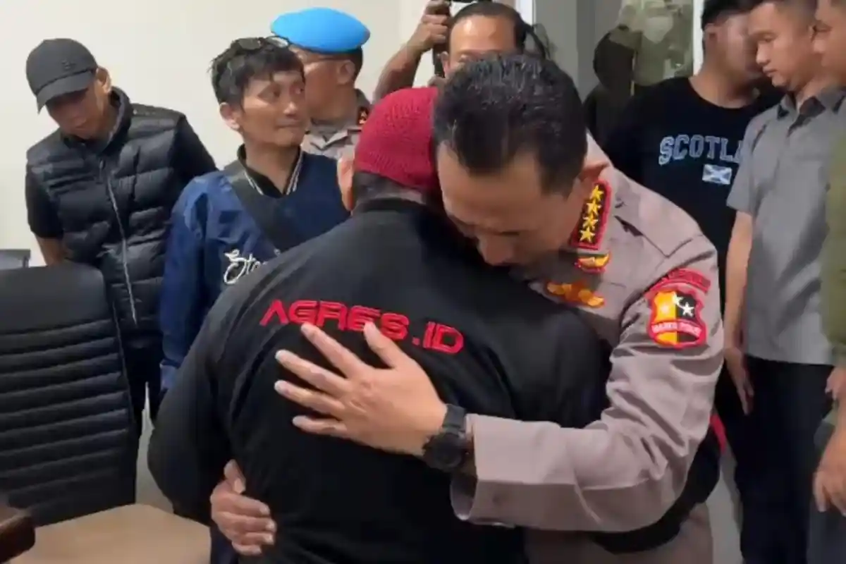 Qiz qiniga shar qoyadi