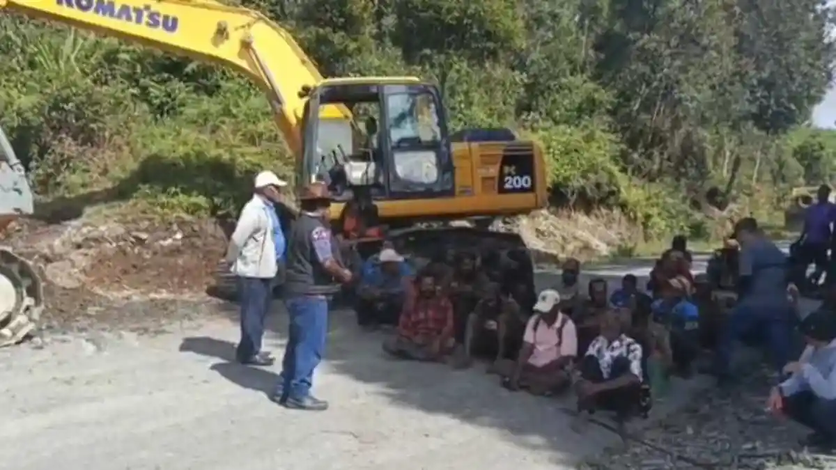 Rusak Sejak Tahun 2017, Jalan Trans Papua di Distrik Woniki-Puncak Jaya Mulai Diperbaiki