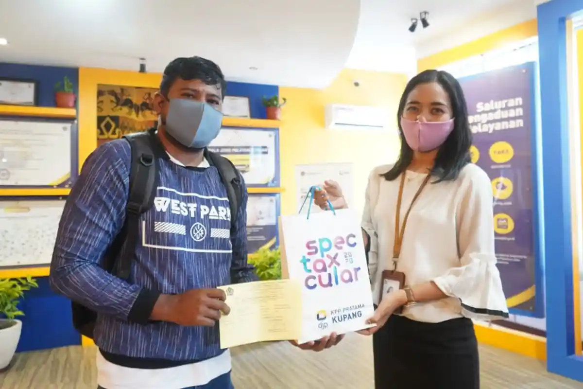 KPP Pratama Kupang Apresiasi Pelapor SPT Tahunan Pertama