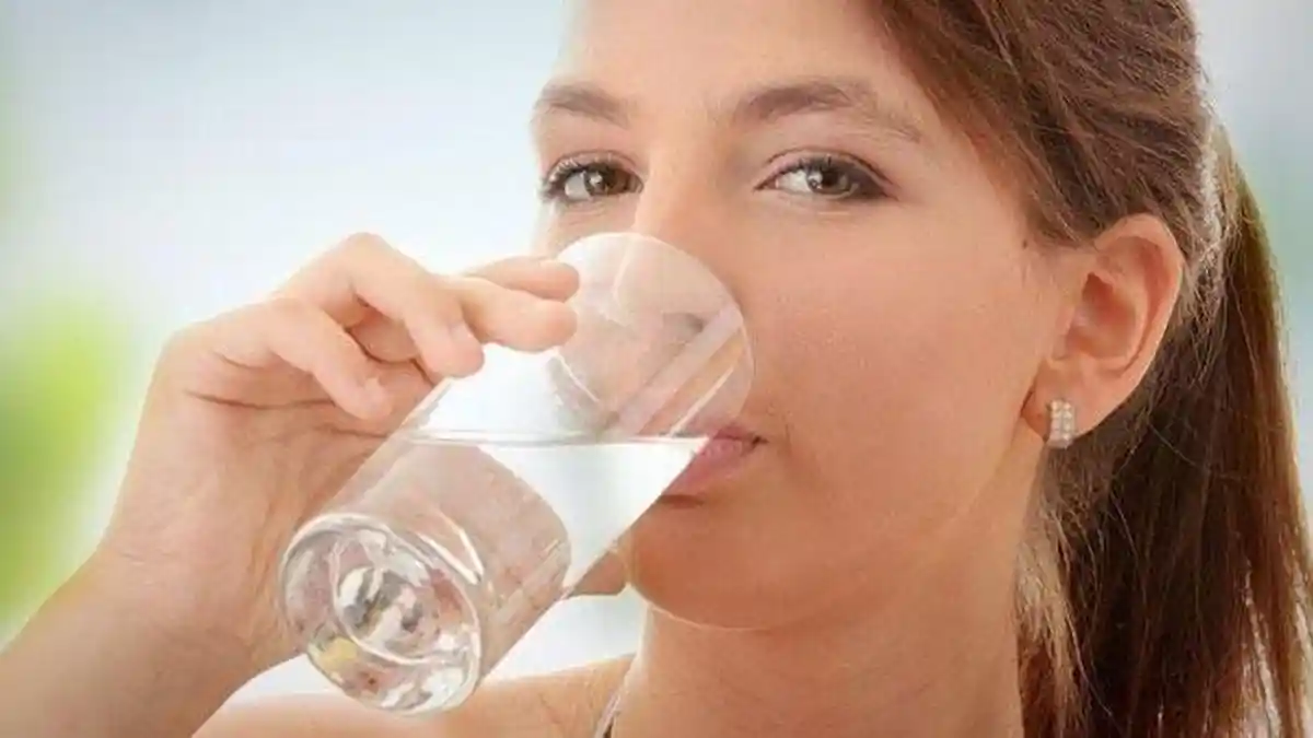 Hari Tanpa Bayangan, Warga Surabaya Dihimbau Banyak Minum Air Agar Tak Dehidrasi