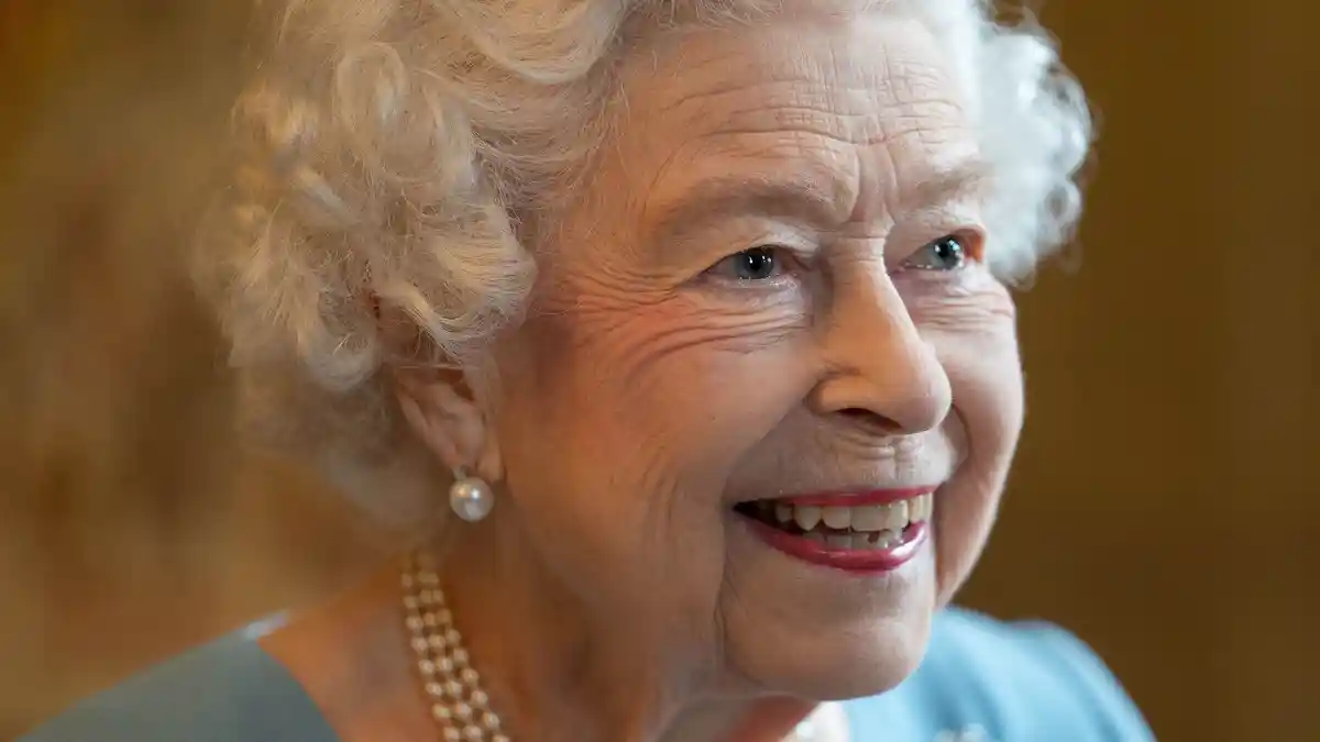 Survei: Hampir Separuh Warga Inggris Setuju Ratu Elizabeth II Pensiun