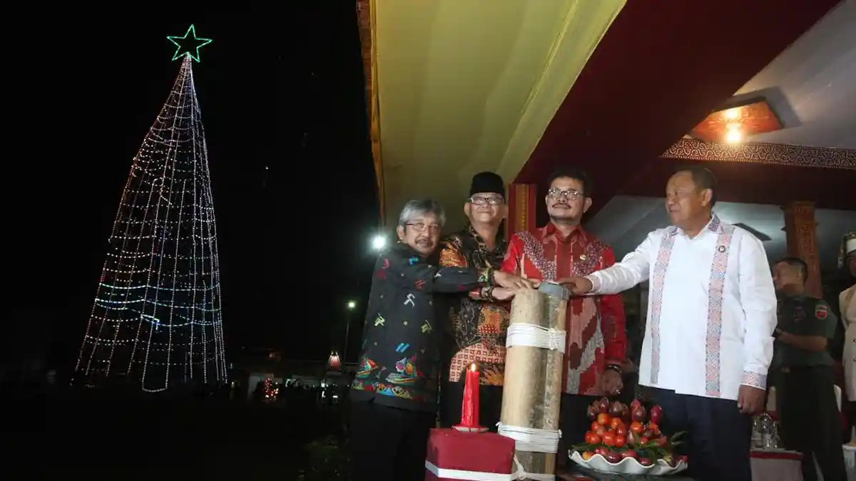 FOTO: Menara Bambu Replika Pohon Natal Tertinggi di Dunia Hadir di Toraja Utara, Catat Rekor MURI - cna1_20171228_000213.jpg