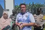 Kepala-Lapas-Pemuda-Kelas-II-A-Madiun-Rudi-Kristiawan-ditemui-usai-bersih-rumput-liar.jpg