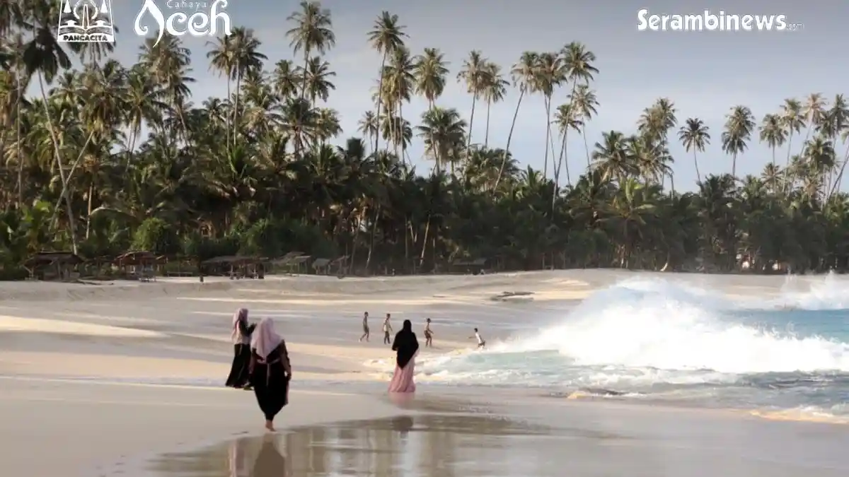 Sejumlah pelancong bermain di pinggiran Pantai Pasir Tinggi, Kecamatan Teupah Selatan, Kabupaten Simeulue, Jumat (4/7/2025). 


