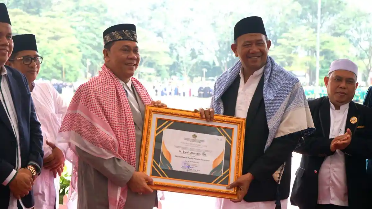 Hari Santri Nasional 2023, Syah Afandin Terima Penghargaan Kepala Daerah Peduli Ponpes