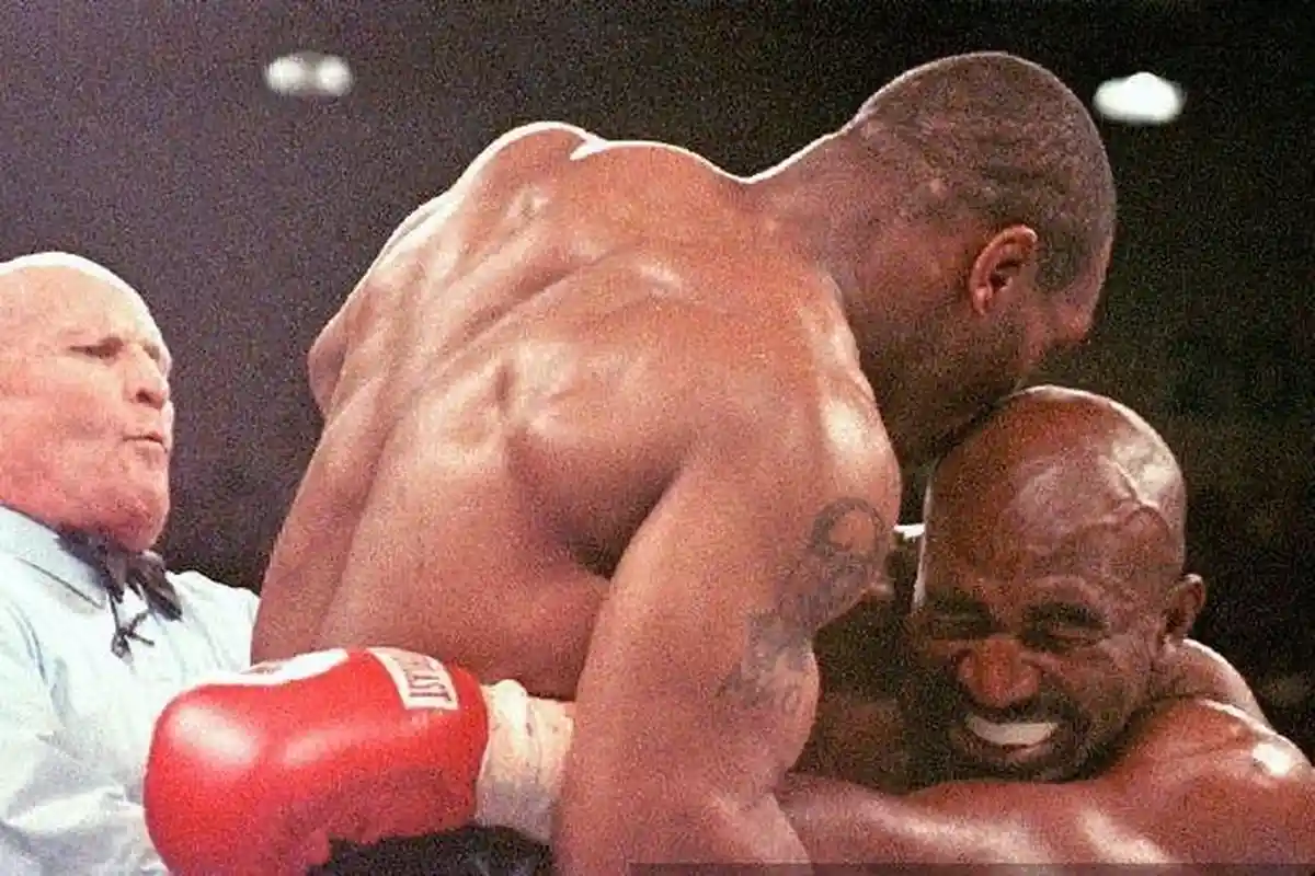 Alasan Evander Holyfield Enggan Balas Mike Tyson yang Gigit Telinganya,Ingat Pesan Pelatihnya