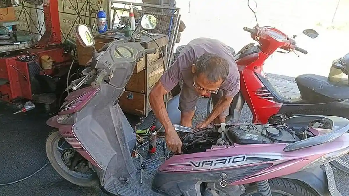 Harga Oli Naik Tiap Pekan, Bengkel Motor di Gianyar Kehilangan Banyak Konsumen 