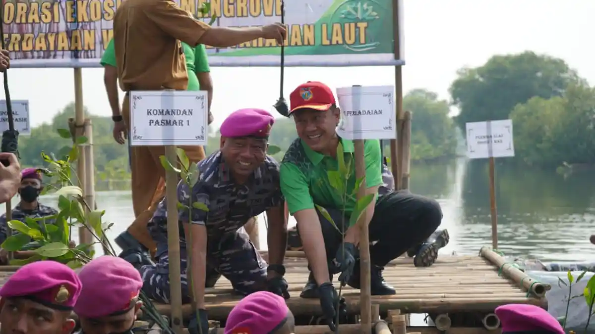 Peduli Lingkungan, Pegadaian Tanam 5000 Pohon di Teluk Naga