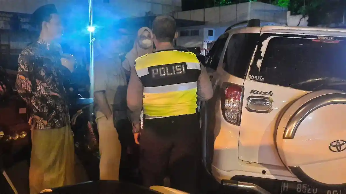 Diduga Pengendara Kelelahan, Viar Tabrak Rush yang Sedang Parkir di Jalan Brigjen Sudiarto Semarang