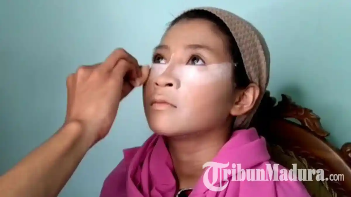 Ini Tips dan Trik Cantik Ala MUA Surabaya Agar Foundation atau Bedak di Wajah Tidak Tampak Retak