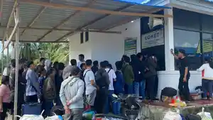 Suasana-penumpang-Kapal-di-Pelabuhan-Feri-Mamuju-antre-untuk-beli-tiket.jpg