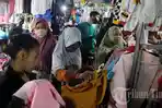 sejumlah-warga-berburu-baju5.jpg
