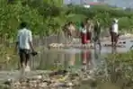 Ziarah Makam Ditengah Banjir Rob di Semarang