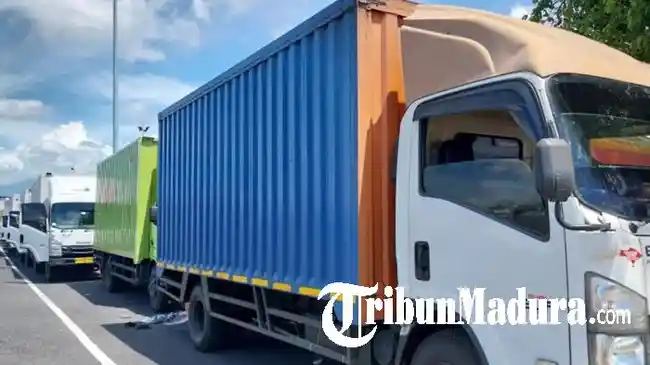 ilustrasi-Truk-terparkir-di-area-parkir-Dermaga-Bulusan-ilustrasi-Pelabuhan-Ketapang-Banyuwangi.jpg