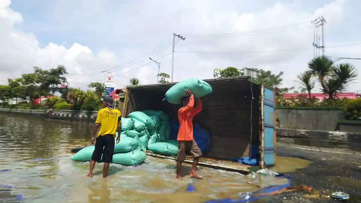 Lagi, Jalan Berlubang Bikin Truk Terguling di Jalan Pantura Kudus, Picu Kemacetan Hingga 2,5 KM