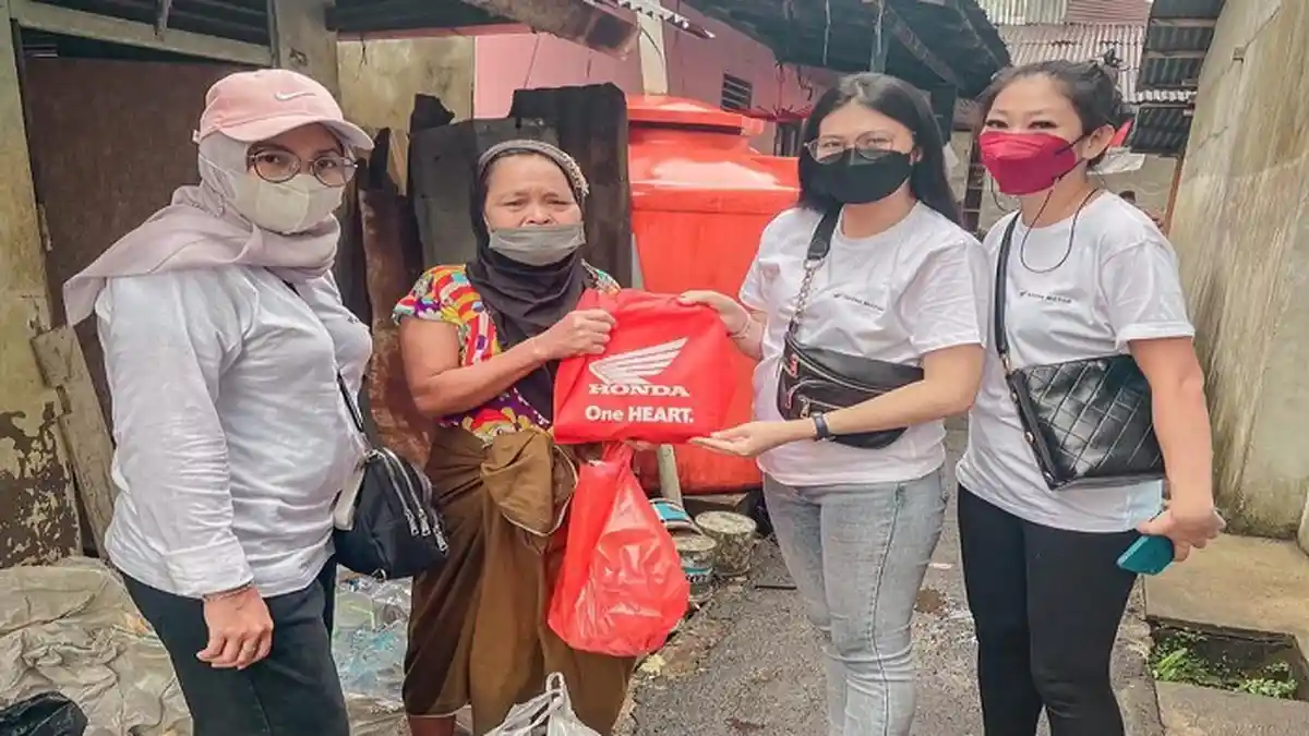 Bantu Warga Terdampak Pandemi, Astra Motor Bagikan Sembako Bersama Relawan
