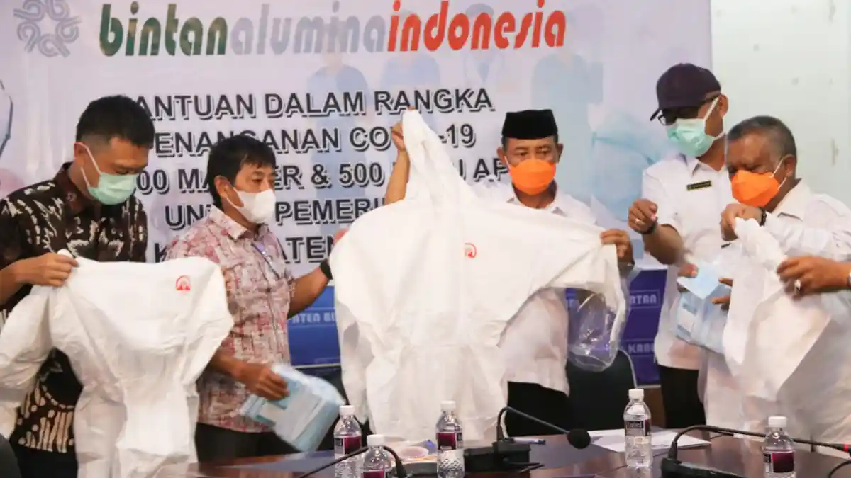 PT BAI Donates 30 Thousand Masks and 500 APD Clothes Assistance to Bintan Covid-19 Handling Team