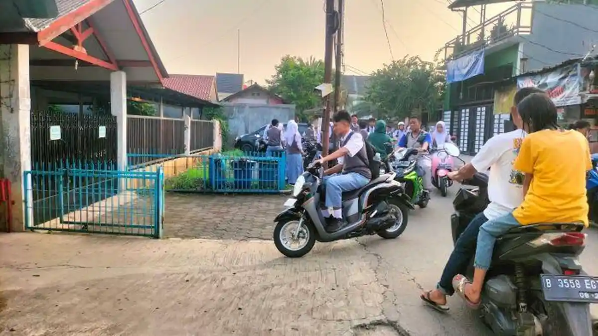 Pelajar SMA Depok Menentang Gubernur Jawa Barat Dedi Mulyadi Soal Bawa Motor