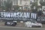 Aremania-dan-Solidaritas-Rakyat-Malang-Barat-saat-menggelar-aksi-damai-di-depan-Kantor-Polsek-Pujon.jpg