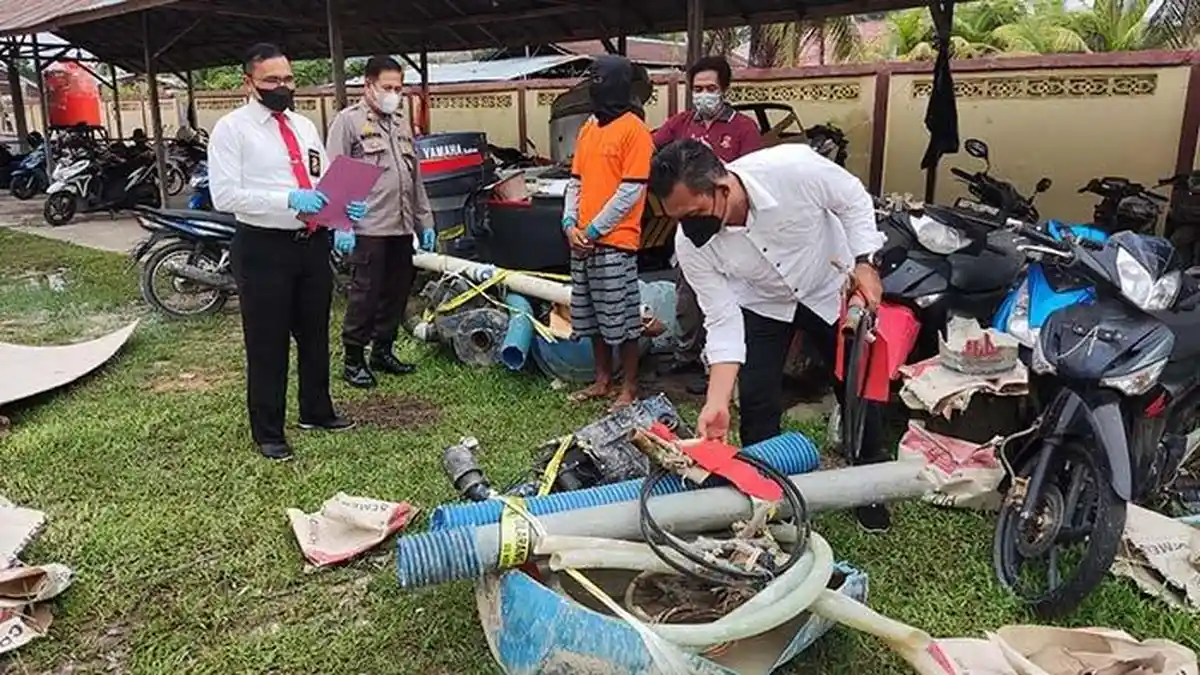 Tiga Penambang Ilegal Danau Biru Singkawang Kalbar Ditangkap, Polisi Sita Peralatan Menambang