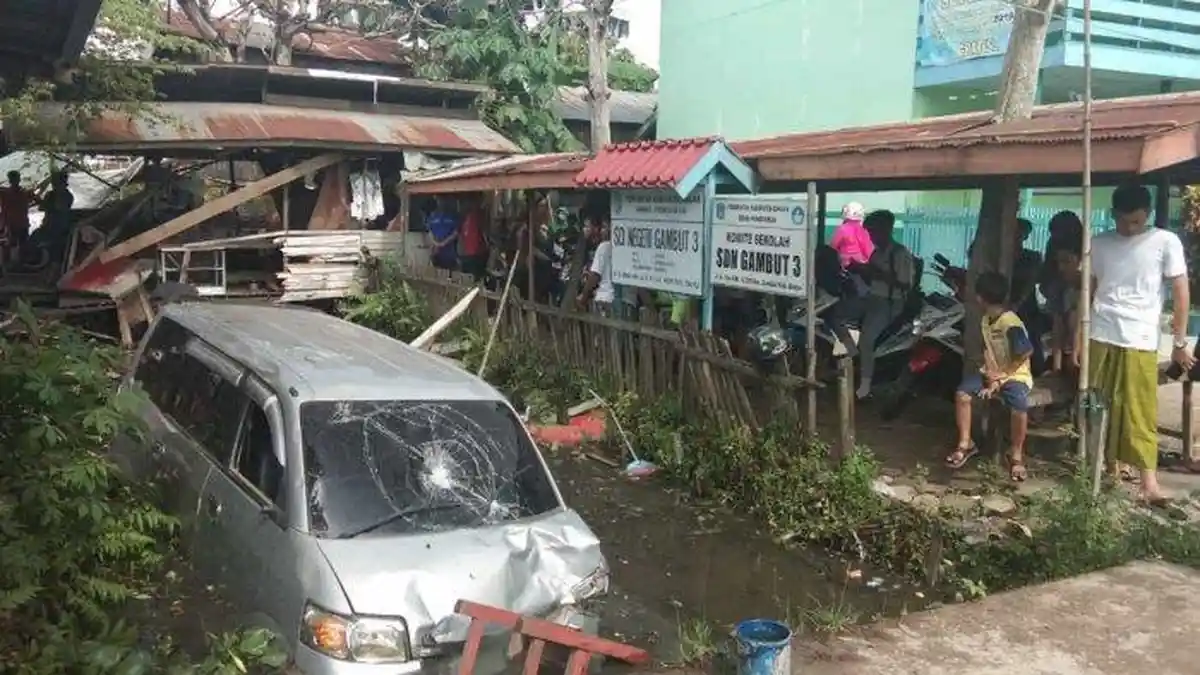 APV Melaju Kencang Tabrak Warung dan Kios, Kemudian Nyungsep ke Sungai