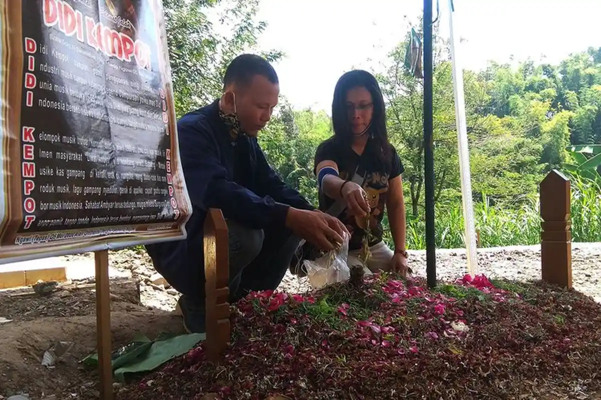 Penampakan Kuburan Didi Kempot Kini, Makam Suami Yan Vellia dan Saputri Dapat Dilihat via Foto-foto